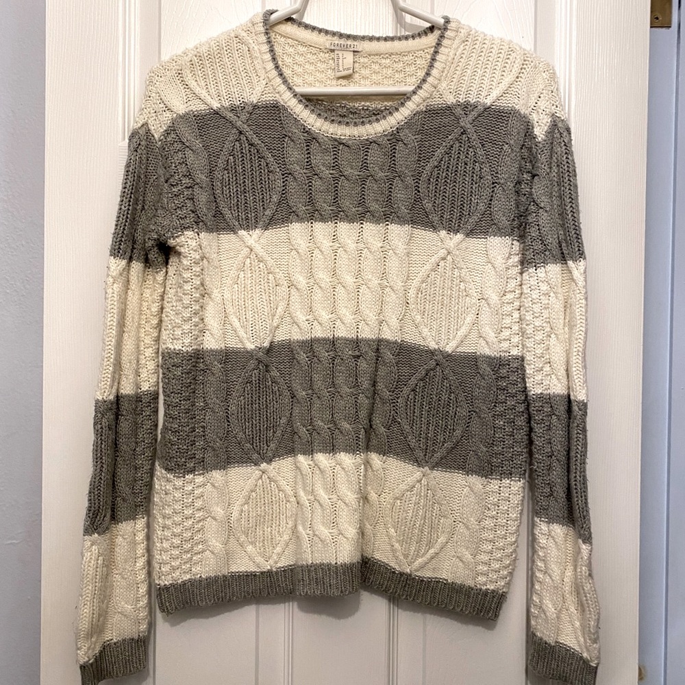 Gray & White Cable-Knit Sweater✨